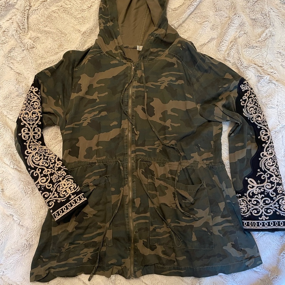 ANDREE BY UNIT Camouflage Utility Jacket with Embroidered Sleeves